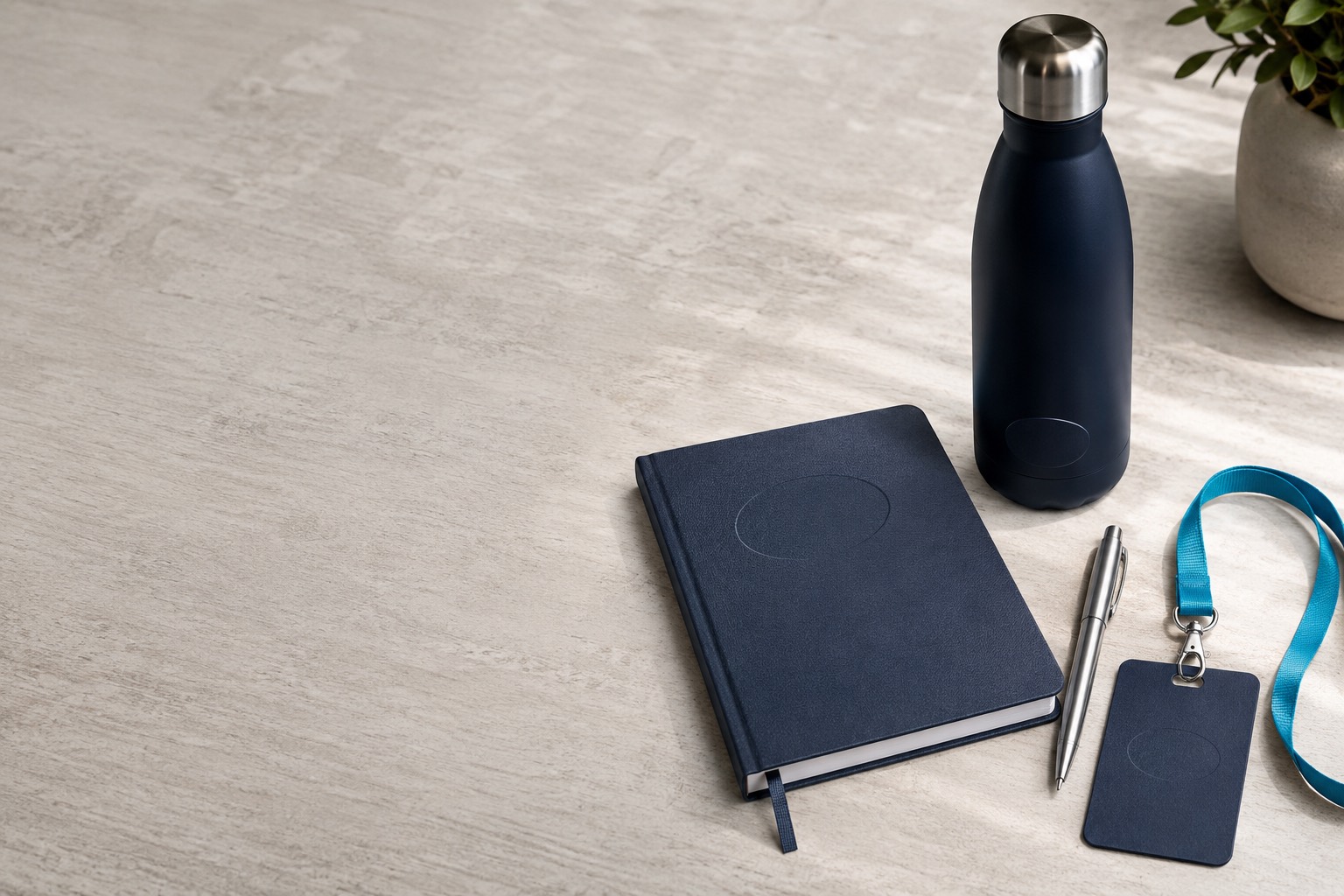Garrafas térmicas azuis personalizadas ao lado de cadernos e elementos de escritório — apresentação Conecta Shop